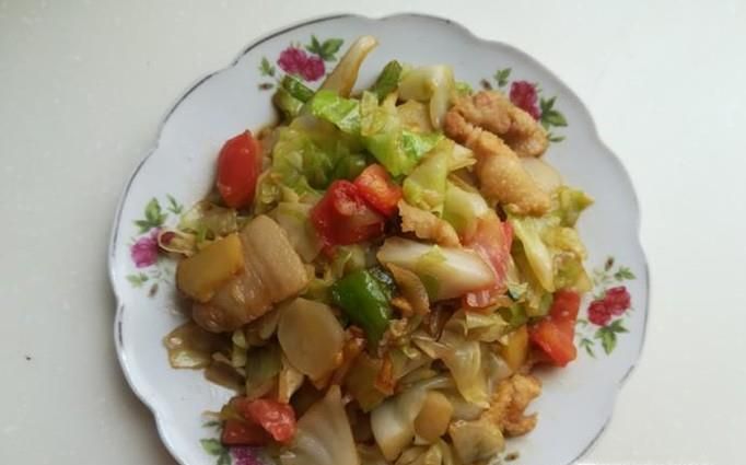肉炒油炸土豆片圆菜青椒西红柿的做法