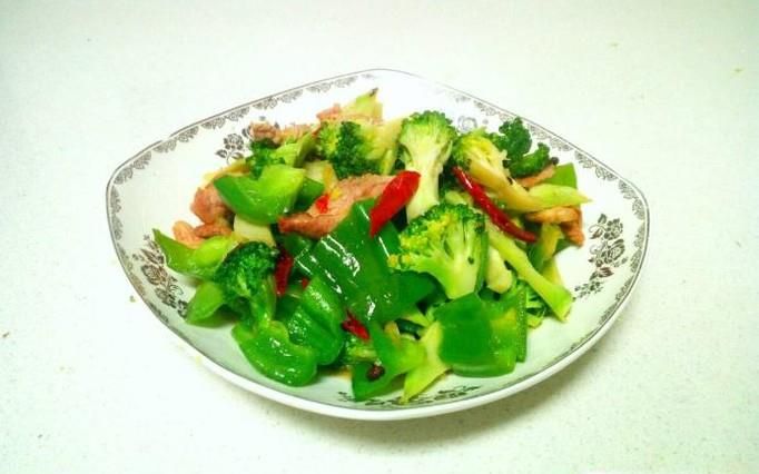西兰花炒青椒的家常做法