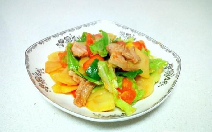 卷心菜炒西红柿土豆片的家常做法