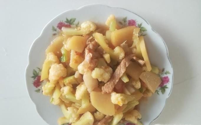 花菜土豆片炒肉的家常做法