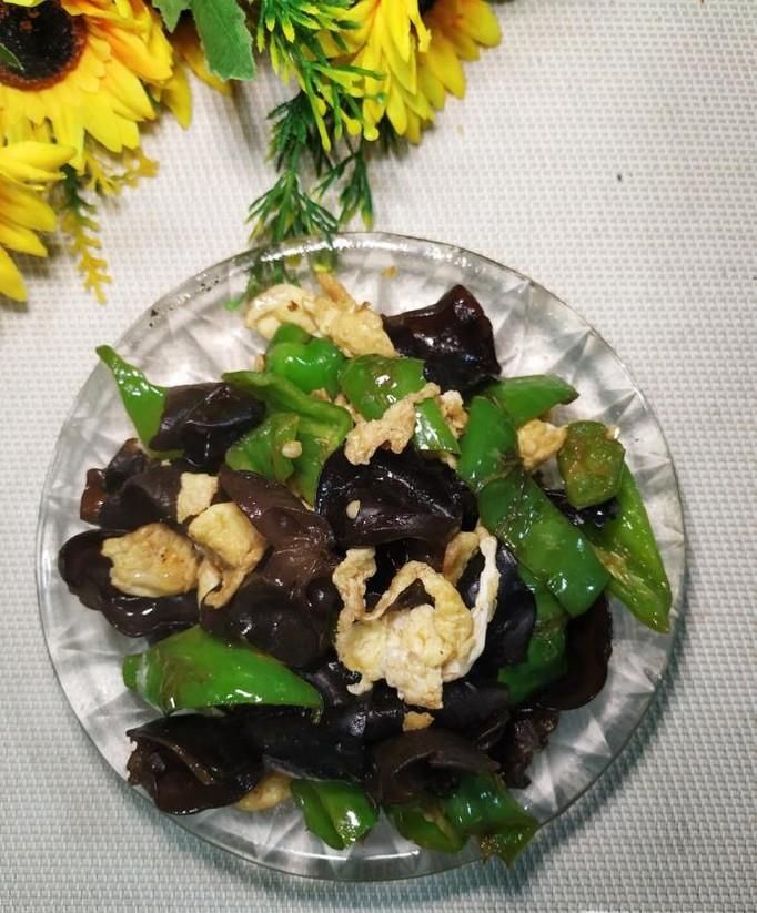 怎样做美味的木耳青椒炒鸡蛋？