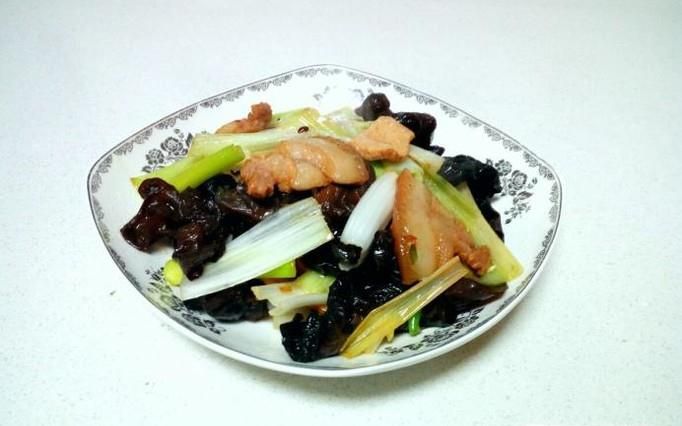 葱白炒木耳肉片的家常做法