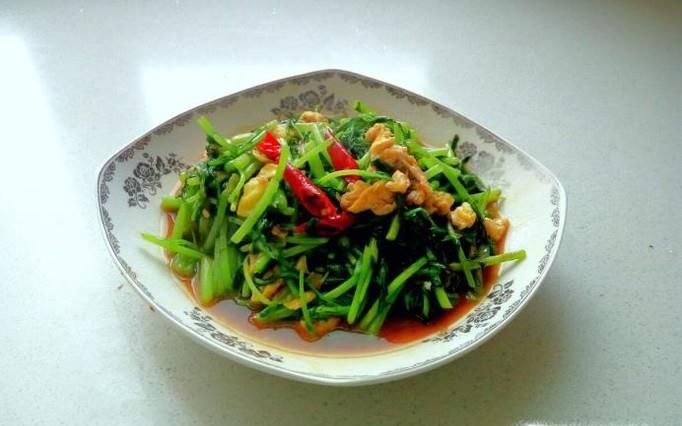蚝油茼蒿炒鸡蛋的家常做法