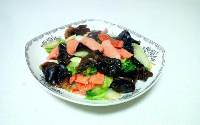 脆皮肠炒木耳白菜片的家常做法