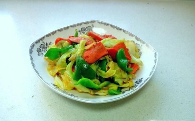 脆皮肠炒卷心菜青椒的家常做法
