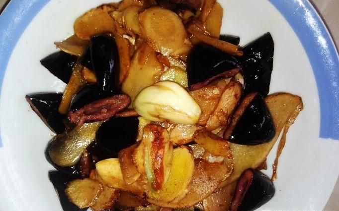 嫩姜炒乌榄的做法