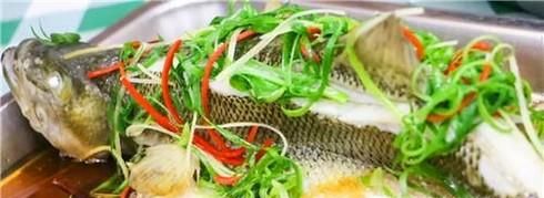 清蒸鲈鱼的做法-最简单好吃的清蒸鱼家常做法