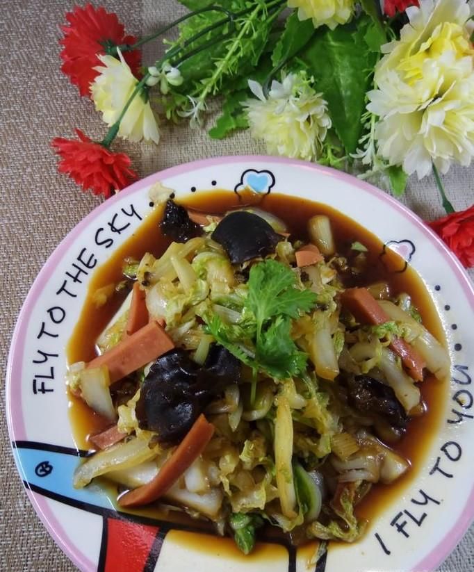 怎样做美味的白菜木耳炒香肠？