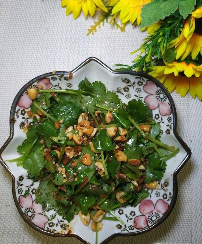 怎样做美味的香菜拌花生碎?