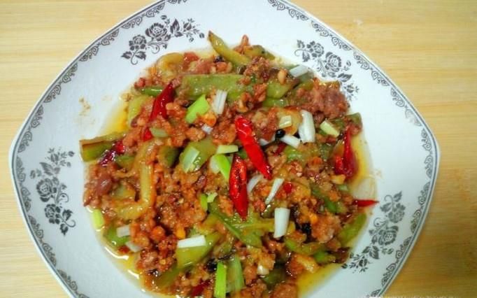 蒜香肉末酱茄条的家常做法
