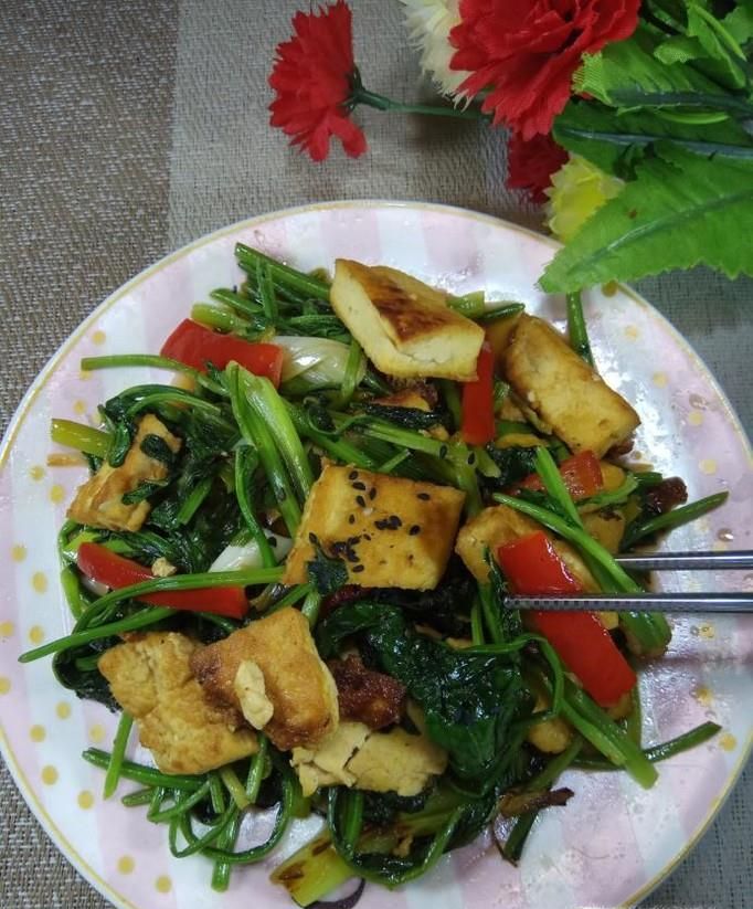 怎样做美味的菠菜红椒炒豆腐?