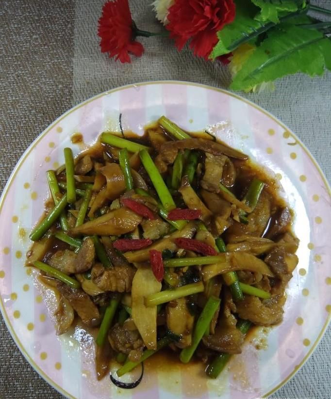 怎样做美味的蒜苔鸡腿菇炒肉?