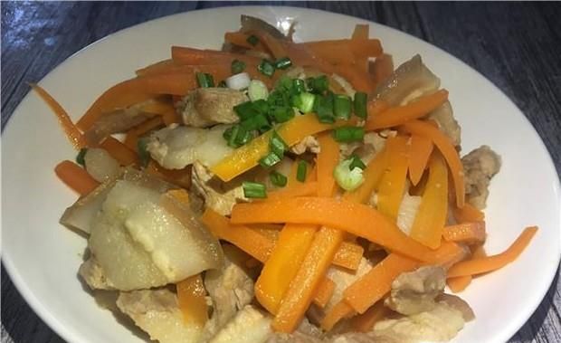 五花肉焖红萝卜丝的家常做法