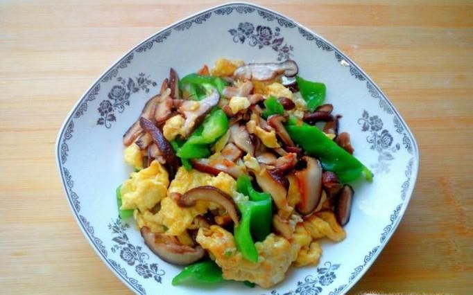 香菇青椒炒鸡蛋的家常做法