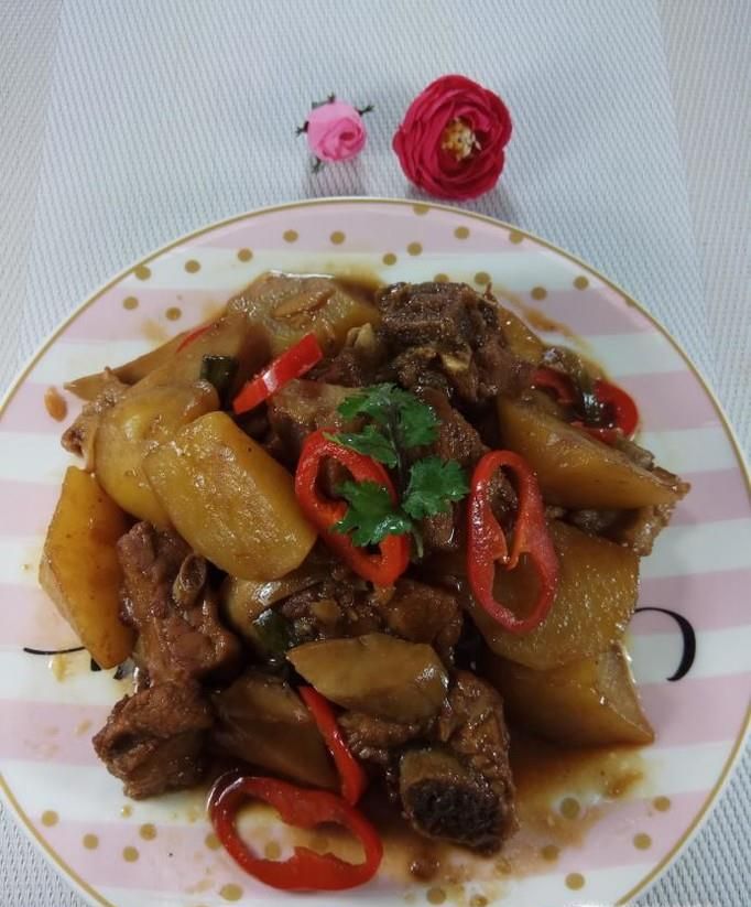 怎样做美味的鸡腿菇土豆烧排骨?