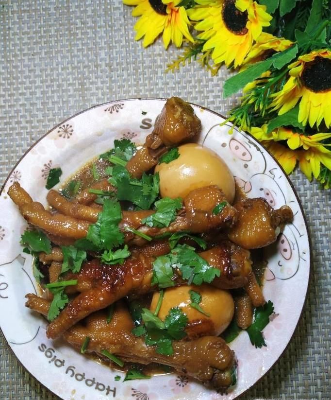 怎样做美味的红烧鸡爪鸡蛋？