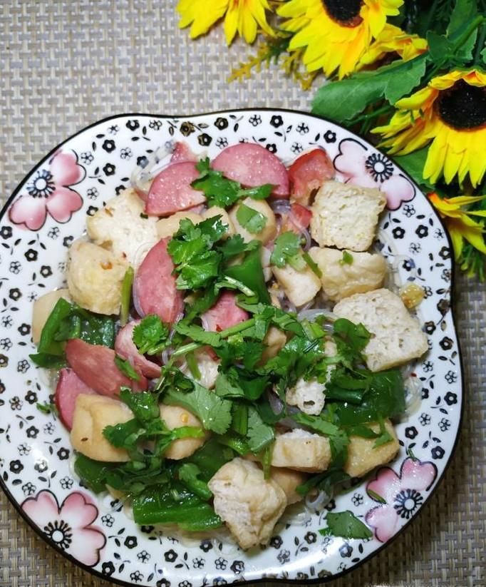 怎样做美味的油豆腐香肠炖粉丝？