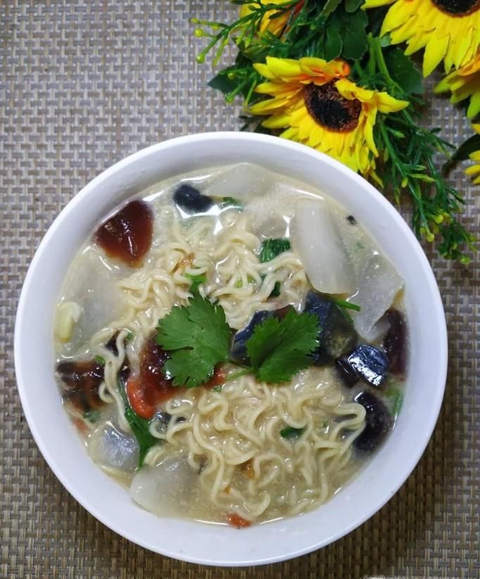 怎样做美味的萝卜松花蛋汤面？