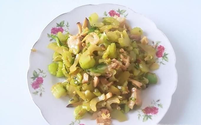 肉炒香菇芹菜的做法