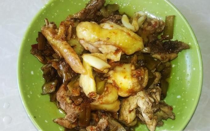 酸芋苗焖土鸡的做法