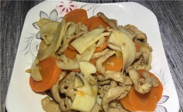 红萝卜瘦肉鸡腿菇的家常做法