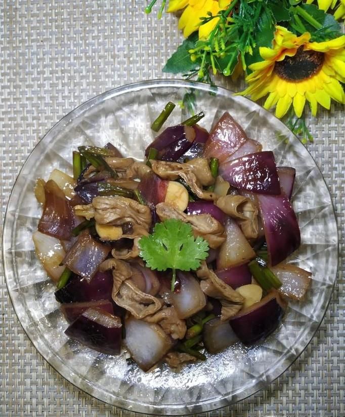 怎样做美味的洋葱蒜苔炒大肠？