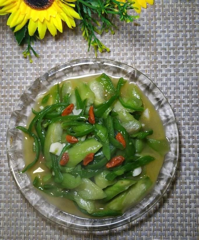 怎样做美味的清炒青椒丝瓜？