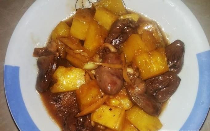 开胃家常菜，鸭心炒菠萝的做法