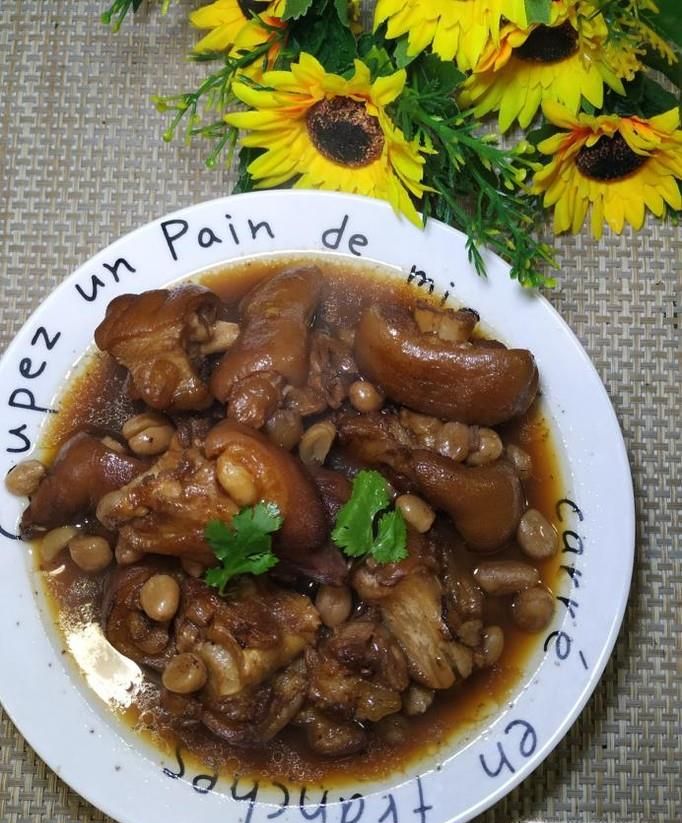 怎样做美味的红烧花生猪蹄？