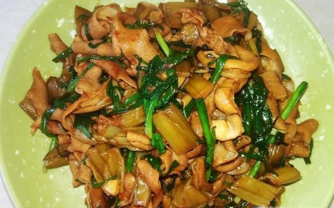 酸芋苗爆鸡肠的做法