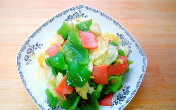 火腿肠炒青椒包菜的家常做法