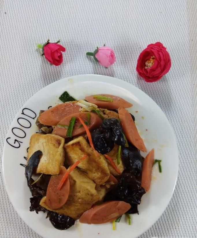 怎样做美味的木耳香肠炒豆腐？