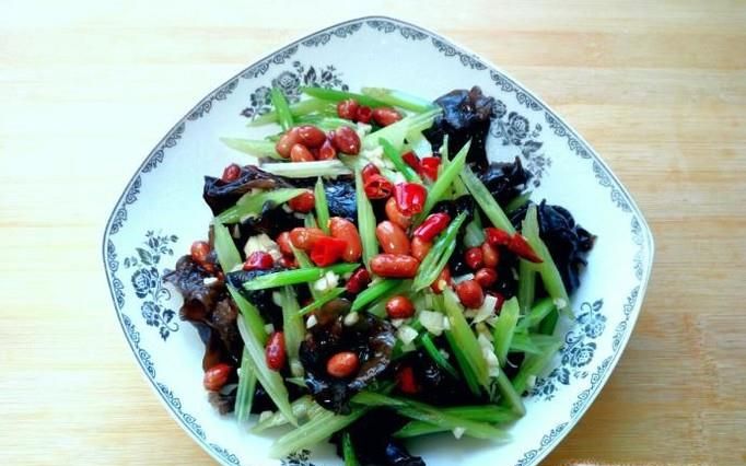 香芹木耳拌花生米的家常做法