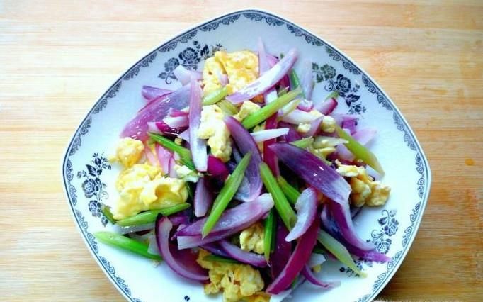 圆葱芹菜炒鸡蛋的家常做法