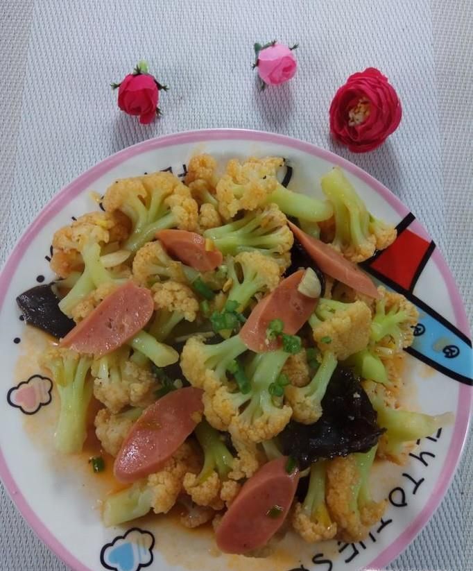 怎样做美味的木耳香肠炒花菜?