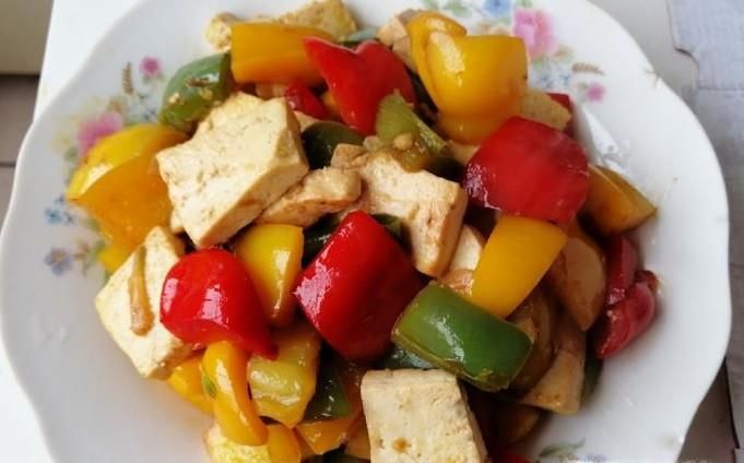 蒜香彩椒豆腐的做法
