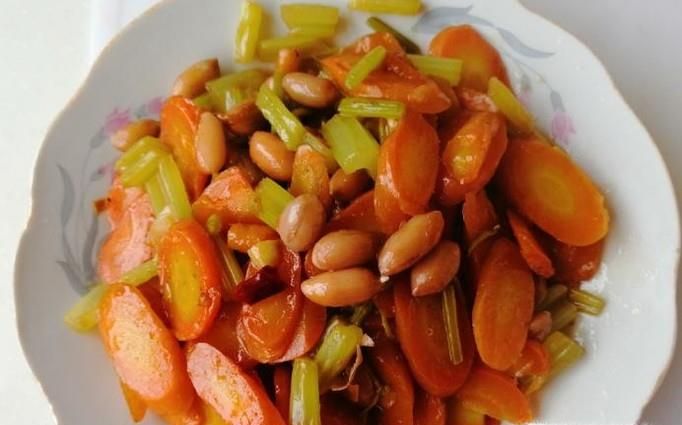 芹菜胡萝卜炒花生豆的做法