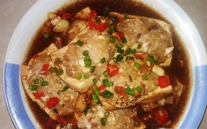 水豆腐焖鱼饼的做法