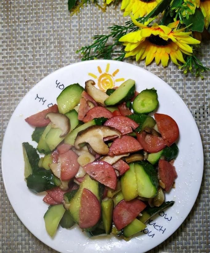 怎样做美味的香菇黄瓜炒香肠?