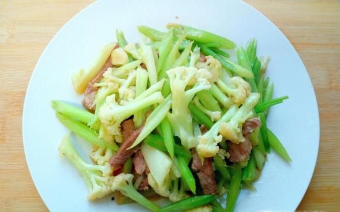 有机菜花炒芹菜的家常做法