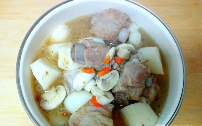山药口蘑炖排骨的家常做法
