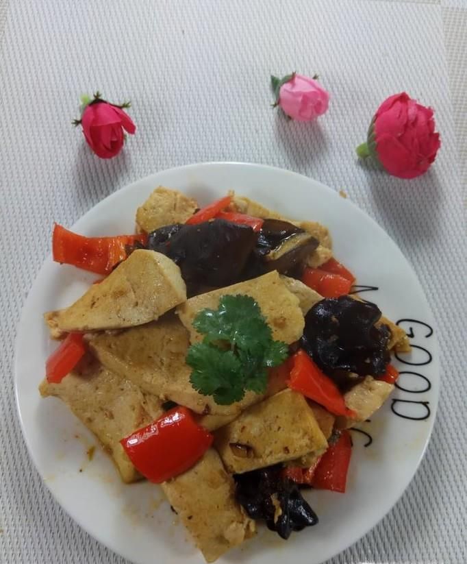 怎样做美味的红椒木耳炒豆腐?