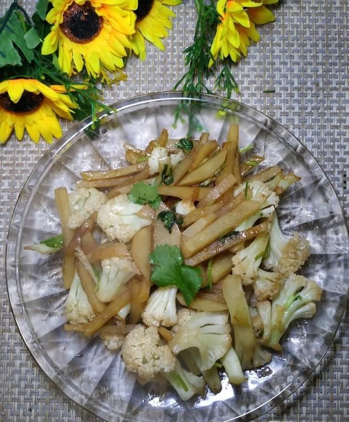 怎样做美味的土豆炒花菜?