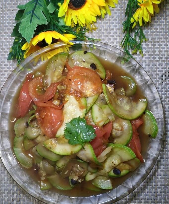 怎样做美味的豆豉西红柿炒西葫芦？