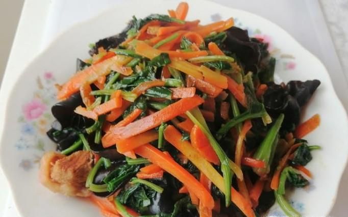 胡萝卜菠菜木耳炒肉的做法
