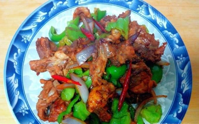 青椒炒鸡架的家常做法