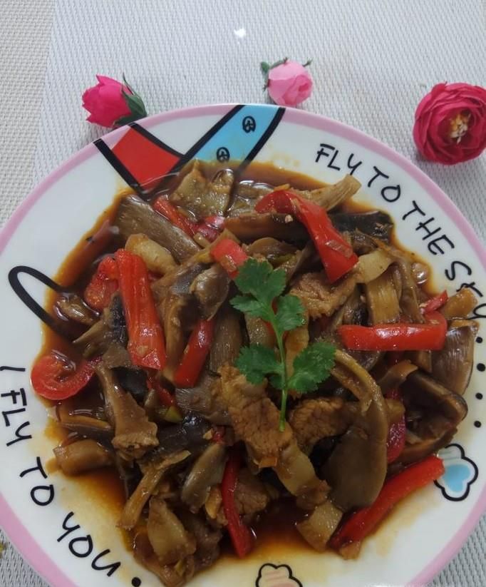怎样做美味的平菇红椒炒肉？