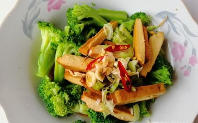西兰花拌豆腐干的做法