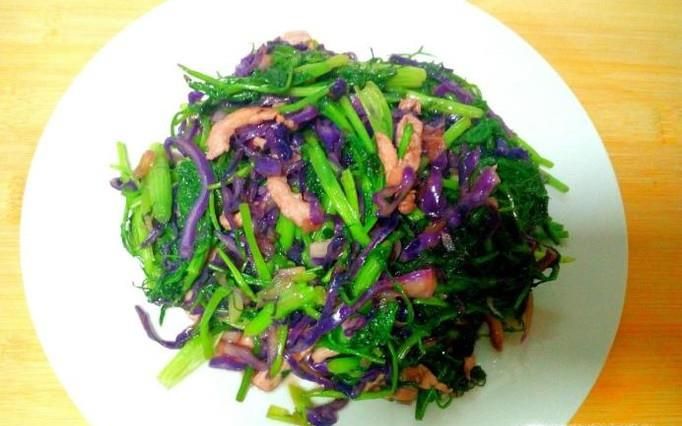 紫甘蓝炒茴香的家常做法
