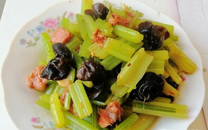 家常菜肴芹菜炒肉做法